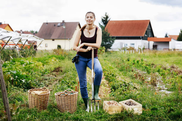 portrait de l’agriculteur urbain permanent avec jours récolter - german culture people women germany photos et images de collection