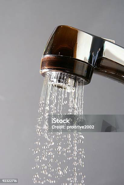 Wasserhahn Stockfoto und mehr Bilder von Flüssigkeitshahn - Flüssigkeitshahn, Sprühen, Spritzer