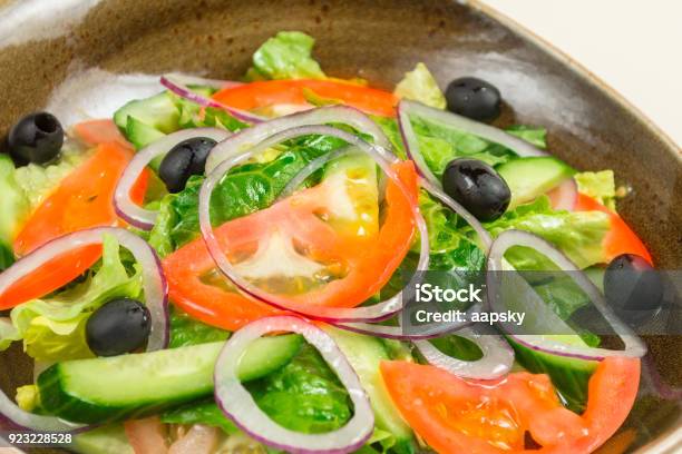 Diätetische Salat Aus Tomate Gurke Salat Oliven Und Olivenöl Closeup Stockfoto und mehr Bilder von Abnehmen