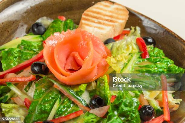 Diätetische Salat Aus Paprika Salat Gurken Oliven Und Olivenöl Eine Scheibe Brot In Der Mitte Der Schale Ist Eine Rose Blumerotbarsch Lachs Stockfoto und mehr Bilder von Abnehmen