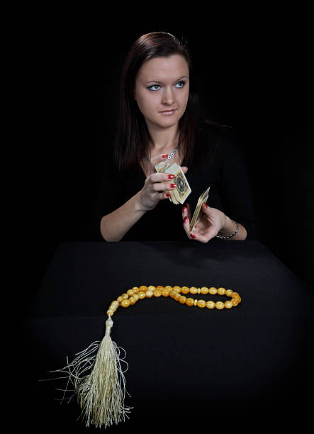 a mulher fortuneteller - magic magic trick vertical tarot cards imagens e fotografias de stock