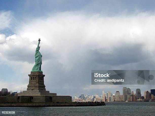 Estatua De La Libertad Y De La Ciudad De Manhattan Foto de stock y más banco de imágenes de Aire libre - Aire libre, Azul, Cielo