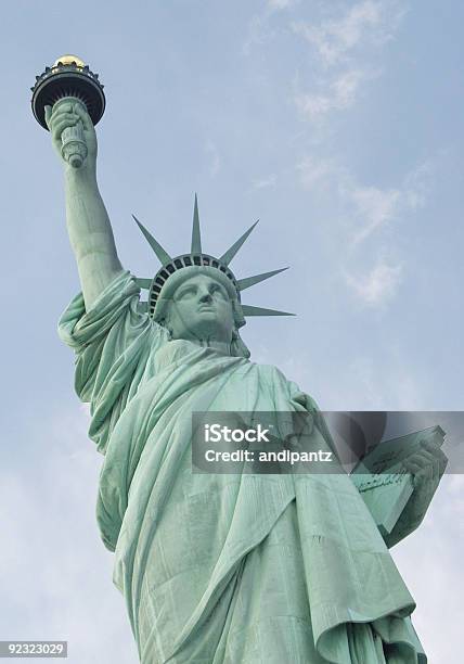 Estatua De La Libertad Foto de stock y más banco de imágenes de Aire libre - Aire libre, Azul, Cielo