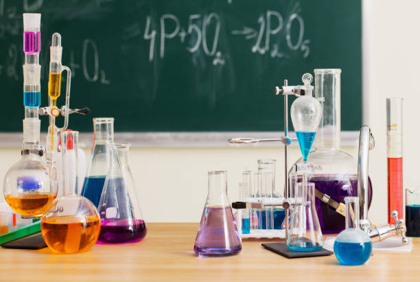 istock Glass flasks with multi-colored liquids at the chemistry lesson 923231088