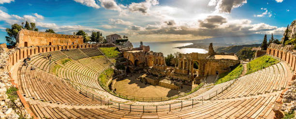 มุมมองแบบพาโนรามาของโรงละครกรีกในทาโอร์มินาซิซิลี - taormina ภาพสต็อก ภาพถ่ายและรูปภาพปลอดค่าลิขสิทธิ์