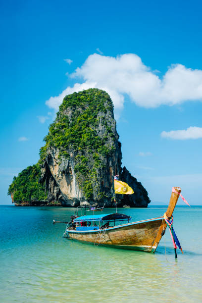 boot am strand ins krabi, thailand - thailand culture stock-fotos und bilder