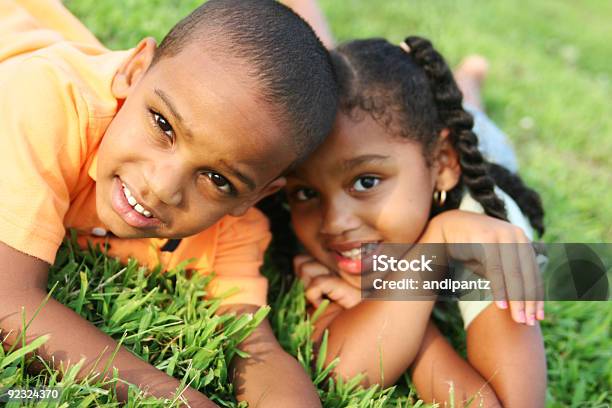 Foto de Dois Irmãos Felizes Afroamericana Colocar Na Grama e mais fotos de stock de Afro-americano