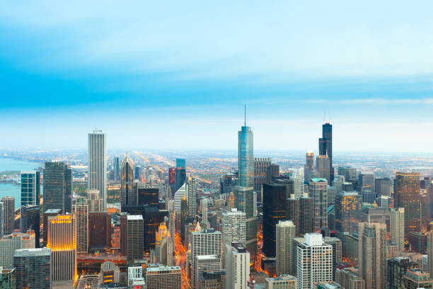 вид с воздуха на центр чикаго - michigan avenue стоковые фото и изображения