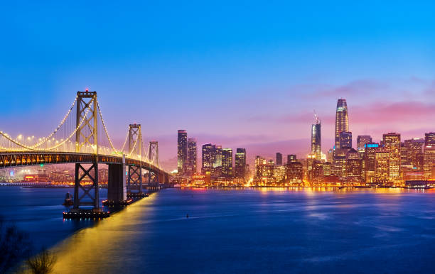 san francisco skyline bei sonnenuntergang, kalifornien, usa - golden gate bridge san francisco county bridge city stock-fotos und bilder