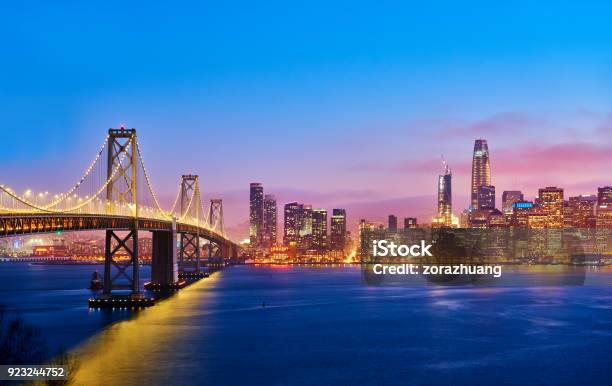 Skyline De San Francisco En La Puesta Del Sol California Eeuu Foto de stock y más banco de imágenes de San Francisco