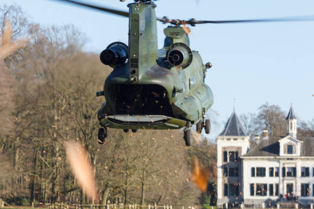 片脚オランダ陸軍と空軍でチヌーク ヘリコプターします。 - military airplane helicopter military boeing vertol chinook ストックフォトと画像