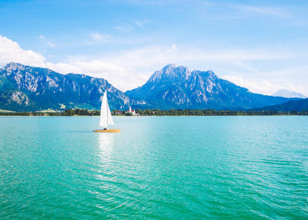 lago forggensee en verano cerca de füssen con montaña säuling, ost-allgäu, baviera, alemania - bavaria allgau germany landscape fotografías e imágenes de stock