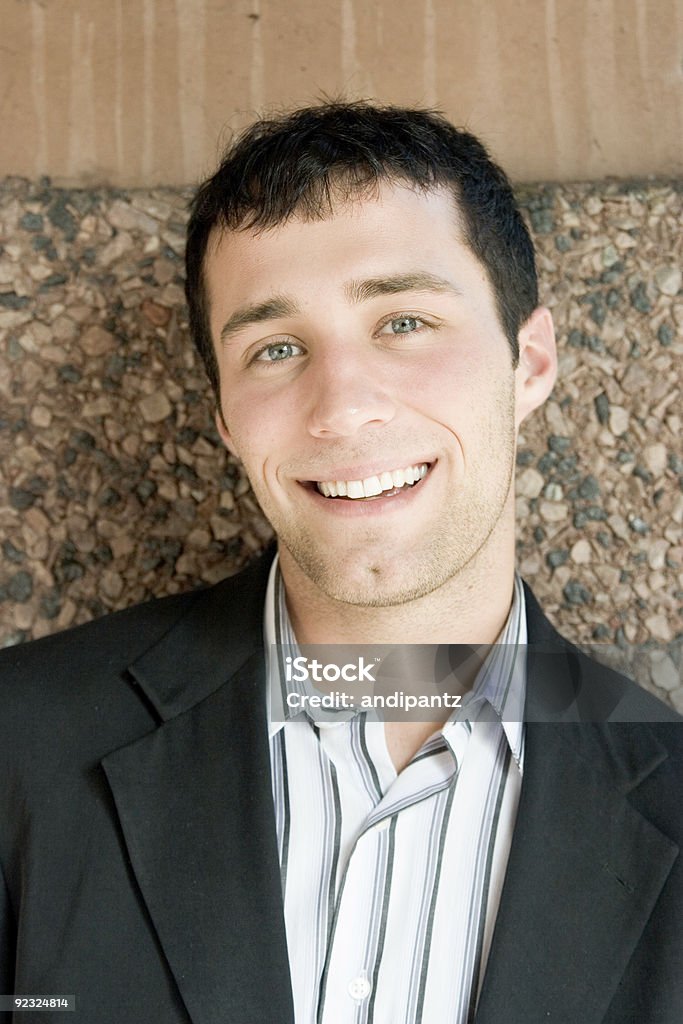Ritratto di un sorridente giovane uomo - Foto stock royalty-free di Abbigliamento casual