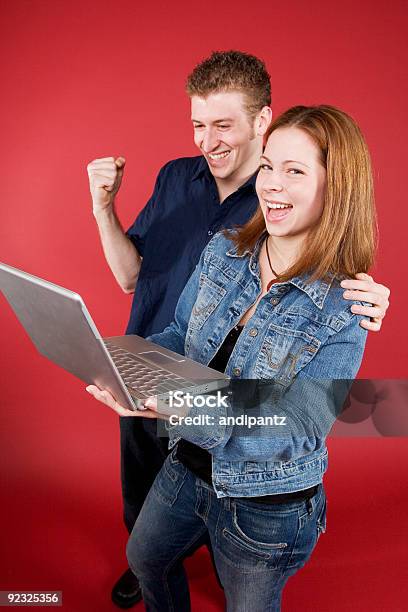 Erfolg Stockfoto und mehr Bilder von Roter Hintergrund - Roter Hintergrund, Zusammenarbeit, Arm umlegen