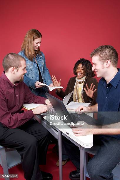 Lustige Study Group Stockfoto und mehr Bilder von Jugendalter - Jugendalter, Klassenzimmer, Menschengruppe