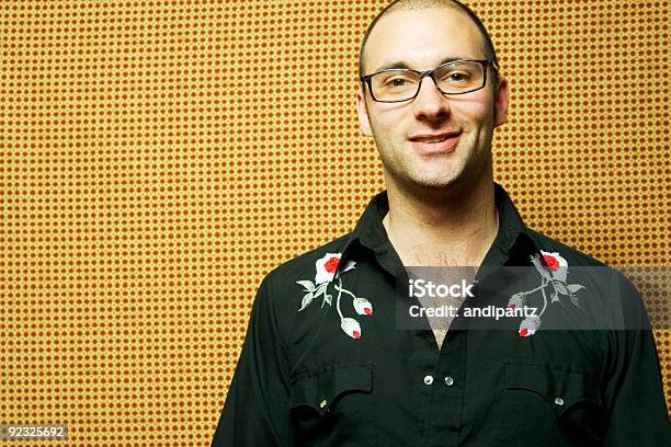 Foto de Sorrisos e mais fotos de stock de Adulto - Adulto, Amarelo, Bonito - pessoa