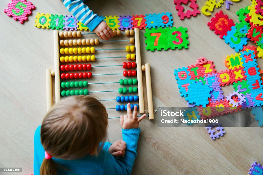子供たちの数字、そろばんの計算を学習 - パズルのロイヤリティフリーストックフォト
