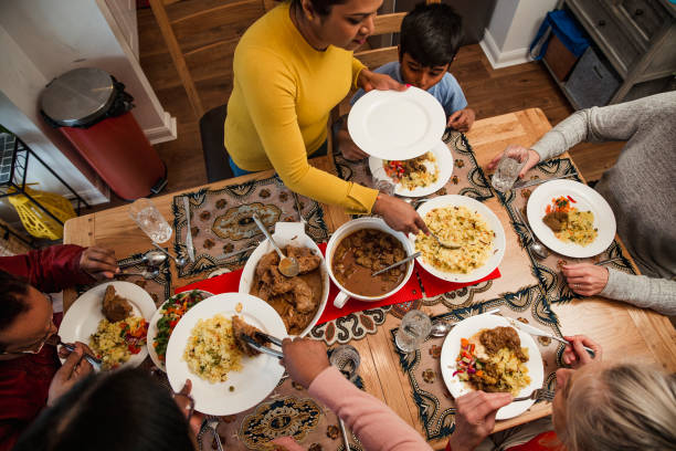 служение ужин ее семье - muslim culture стоковые фото и изображения