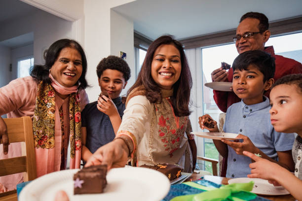 divertimento di compleanno in famiglia - birthday family party cake foto e immagini stock