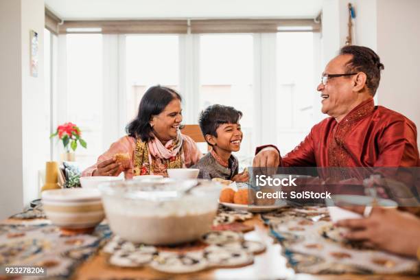 Abendessen Bei Seinen Großeltern Stockfoto und mehr Bilder von Familie - Familie, Essen - Mund benutzen, Islam