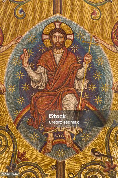 Photo libre de droit de Londres La Mosaïque De Jésus Christ Le Pantokrator Dans La Cathédrale De Westminster Conçue Par John Bentley banque d'images et plus d'images libres de droit de Christ Pantocrator