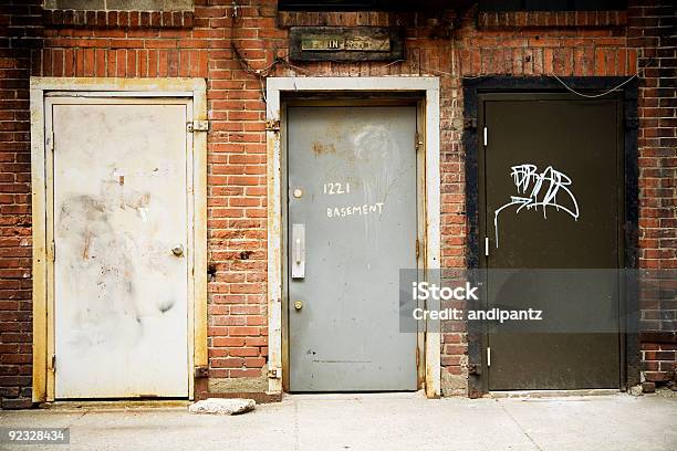 Trzy Drzwi - zdjęcia stockowe i więcej obrazów Tylne drzwi - Tylne drzwi, Architektura, Bez ludzi