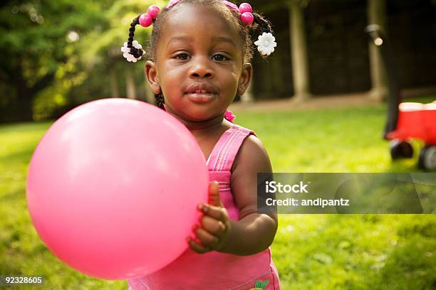 Sie Spielen Mit Dem Ball Stockfoto und mehr Bilder von Afrikanischer Abstammung - Afrikanischer Abstammung, Afro-amerikanischer Herkunft, Ein Mädchen allein