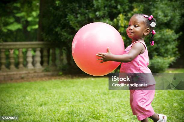 Photo libre de droit de Jouer Avec Le Ballon banque d'images et plus d'images libres de droit de Afro-américain - Afro-américain, Balle ou ballon, Beauté