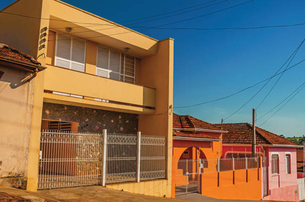 classe ouvrières maisons colorées et des clôtures dans une rue déserte à san manuel. - gracious photos et images de collection