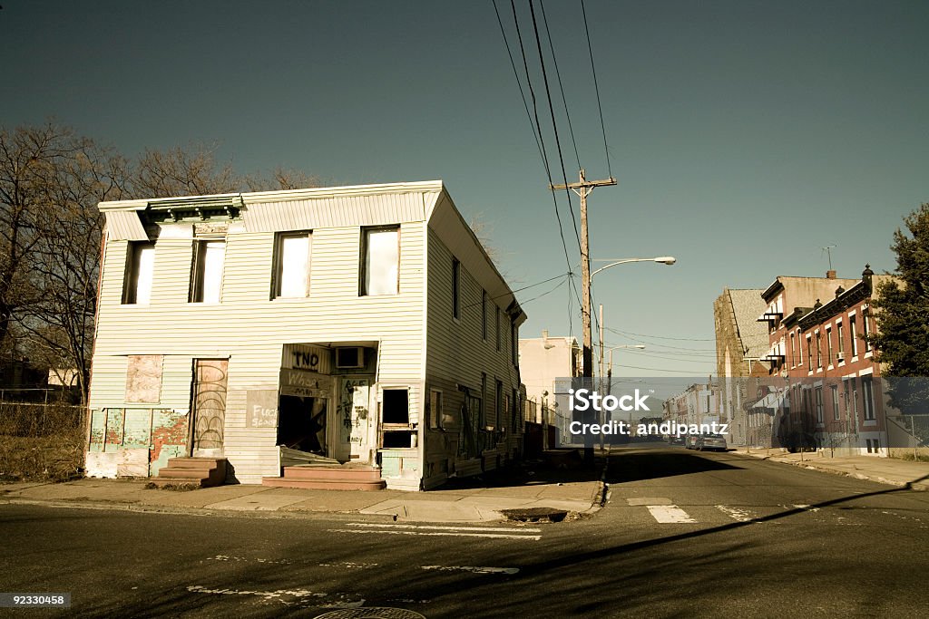 Abandonado esquina del edificio - Foto de stock de Calle libre de derechos