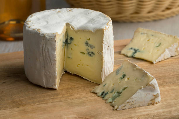 blue französische käse zum dessert - blauschimmelkäse stock-fotos und bilder
