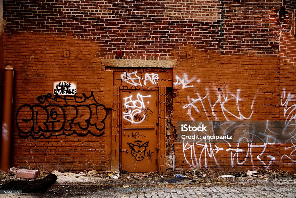 Graffiti überdachte Wand in der Stadt - Lizenzfrei Graffito Stock-Foto