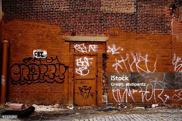 Graffiti Überdachte Wand In Der Stadt Stockfoto und mehr Bilder von Graffito - Graffito, Alt, Wand