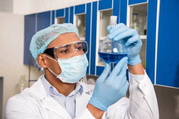 istock Scientist examining test tube 923318752