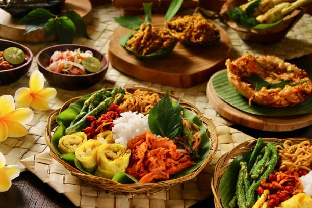 nasi campur 발리, 다양 한 반 찬과 밥의 인기 있는 발리 식사 - ubud 뉴스 사진 이미지