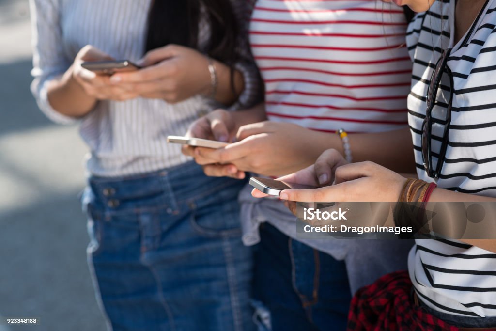 Enfants accros aux smartphones - Photo de Jouer libre de droits