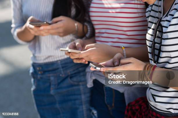 Photo libre de droit de Enfants Accros Aux Smartphones banque d'images et plus d'images libres de droit de Jouer - Jouer, Téléphone mobile intelligent, Enfant