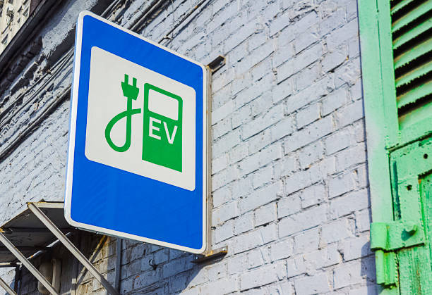 istock Electric car charge traffic sign on the wall. 923356256