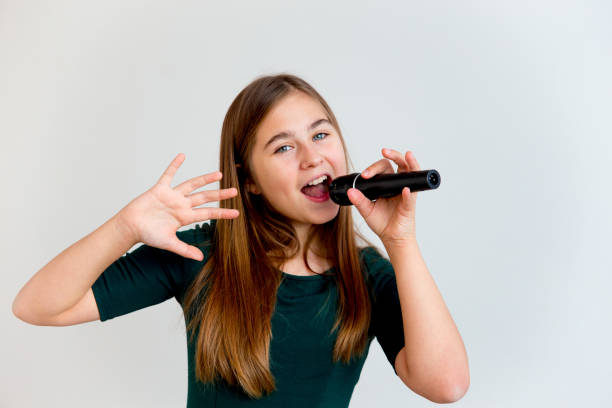istock Girl singing with a microphone 923360588