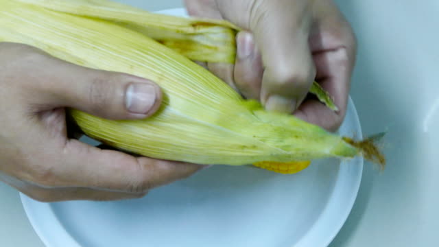 Peel grilled corn
