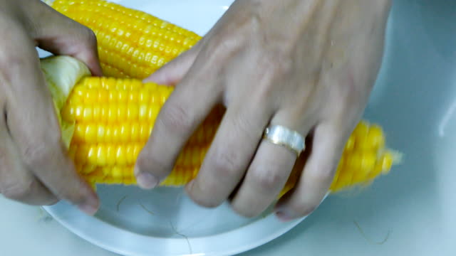 Peel grilled corn