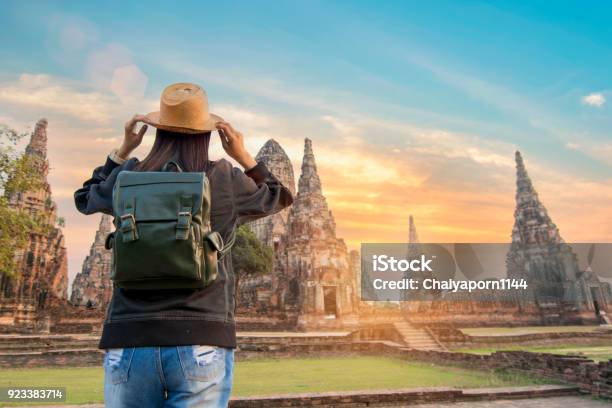 Viaje De Hipster Hermoso Relajante En Ayutthaya Histórico Parque Tailandia Durante El Atardecer Foto de stock y más banco de imágenes de Tailandia