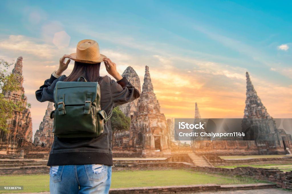 voyage de hipster belle détente à Ayutthaya historical park Thaïlande pendant le coucher du soleil - Photo de Thaïlande libre de droits