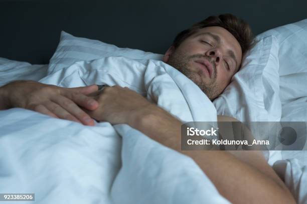 Photo libre de droit de Homme Caucasien Sieste Avec Lexpression Du Visage Heureux banque d'images et plus d'images libres de droit de Dormir