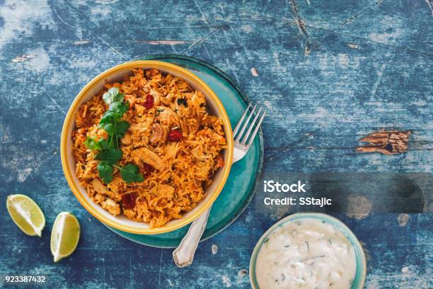 Hyderabadi Chicken Biryani Mit Gurkenraita Auf Rustikalen Tisch Stockfoto und mehr Bilder von Reis - Grundnahrungsmittel