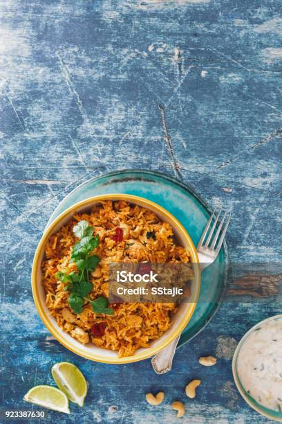 Indischen Biryani Reisgericht Mit Hühnerfleisch Curry Cashewnüssen Und Safran Stockfoto und mehr Bilder von Draufsicht