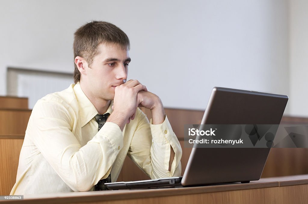 Концентрированный бизнесмен с ноутбук - Стоковые фото 20-24 года роялти-фри