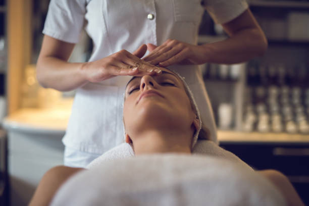 ヘッド マッサージを楽しんでいる若い女性を閉じる - beauty treatment massaging beautician women ストックフォトと画像