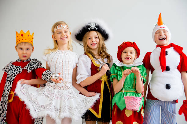 enfants fête costumée - accessoire de déguisement photos et images de collection