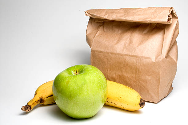 bolsa el almuerzo con frutas - packed lunch paper bag apple lunch fotografías e imágenes de stock
